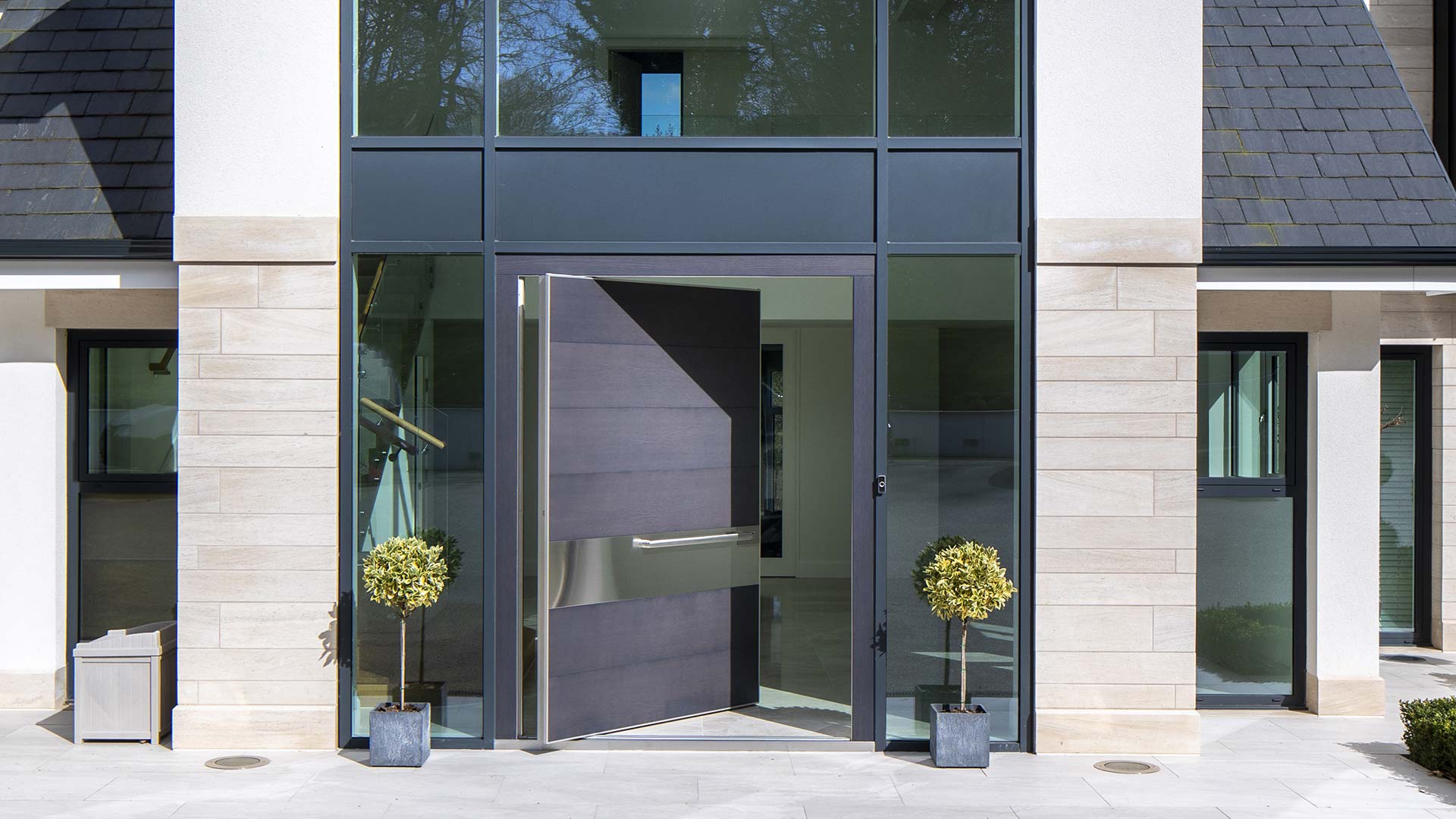 Porta blindata da esterno Synua con apertura a bilico installata su una prestigiosa villa in Galles