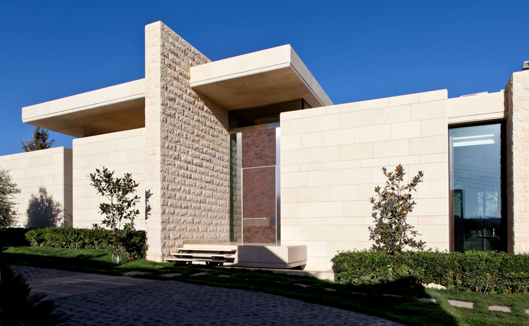 Synua porta blindata a bilico installata su una villa di lusso ad Amman