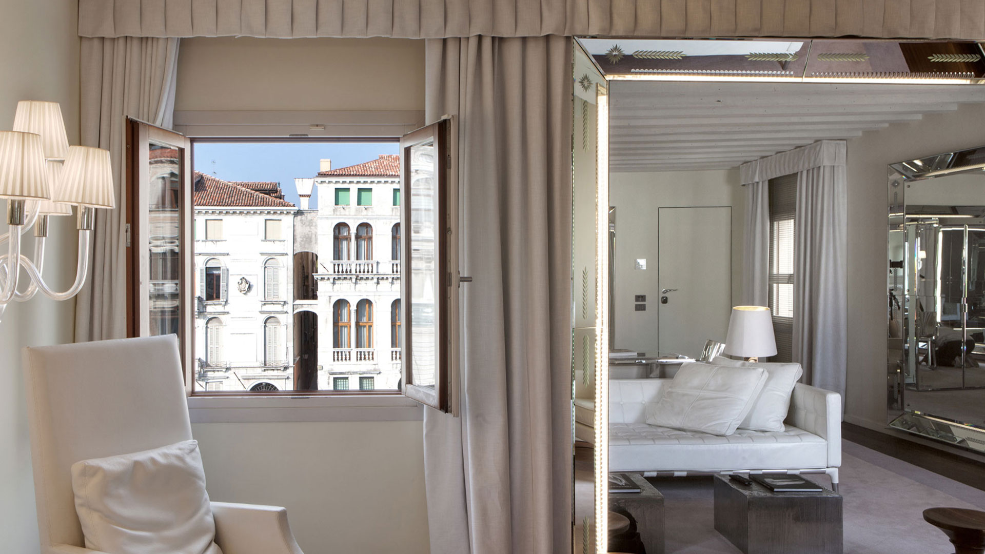 Porta di sicurezza per interni con cerniere a scomparsa installata su un Hotel di lusso a Venezia
