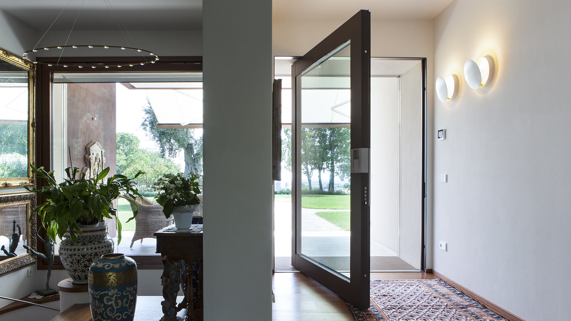 Nova porta a pivot vetrata installata su una villa di lusso a Brescia