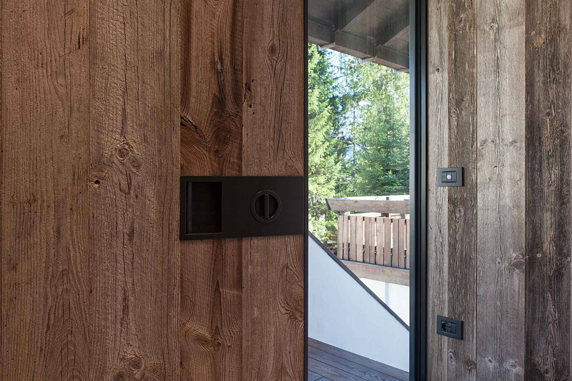 Entrance door with Nova in Cortina D’Ampezzo, BL, Italy – Chalet - Oikos