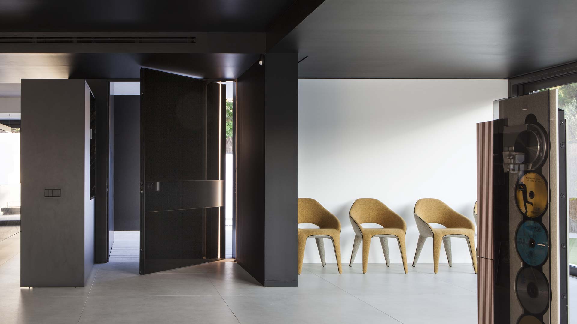 Progetto con porta blindata di design su prestigiosa villa in Spagna