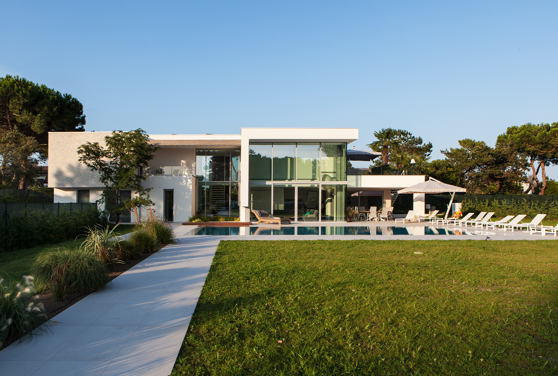 Progetto con porte d’Ingresso di design a Isola di Albarella – Villa privata - Oikos