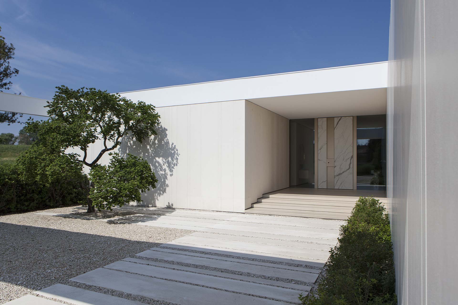 Projet de design contemporain avec une porte d’entrée blindée pivotante à Argenta – Villa privée - Oikos