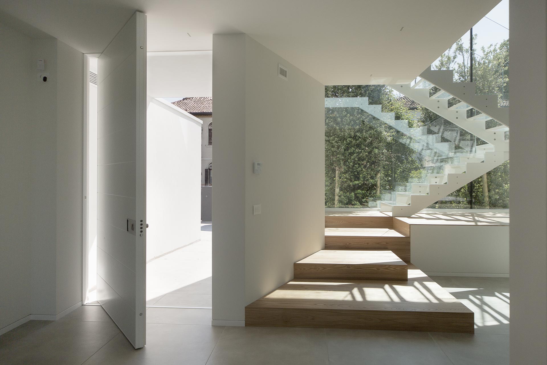 Progetto di lusso con porta Synua a Treviso – Casa F+T+3 - Oikos