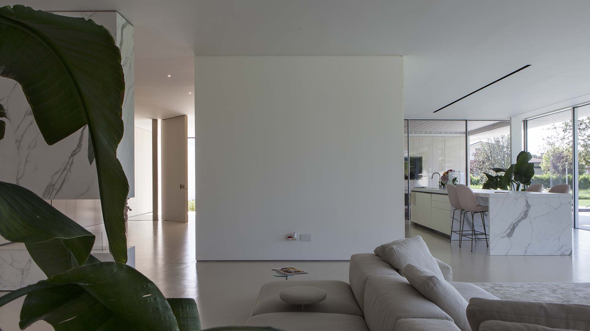 Progetto di design contemporaneo con porta d’Ingresso blindata a bilico ad Argenta – Villa privata - Oikos