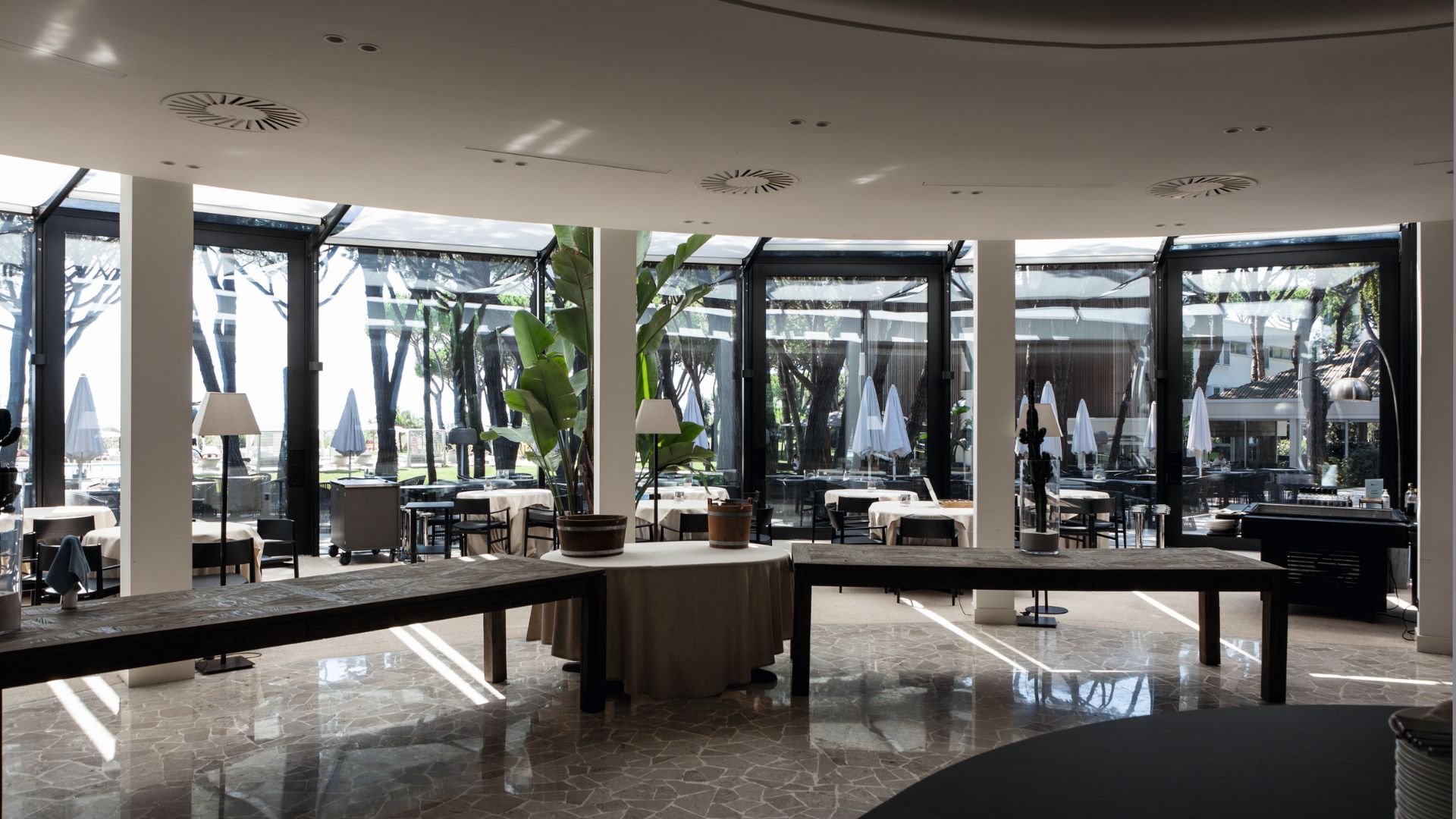 Hôtel de luxe avec portes pivotantes en verre Nova, Jesolo VE - Oikos