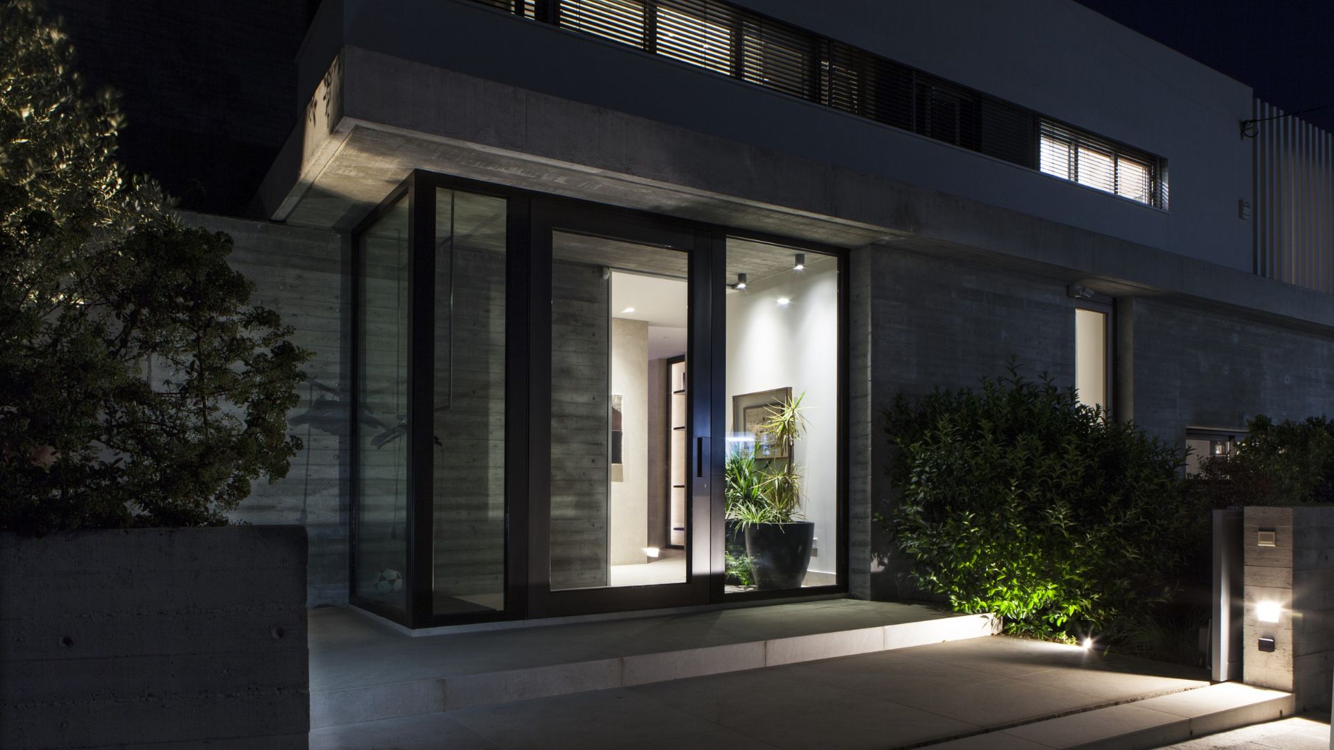 Design project with pivoting door with glass elements in Nicosia – Private Villa - Oikos