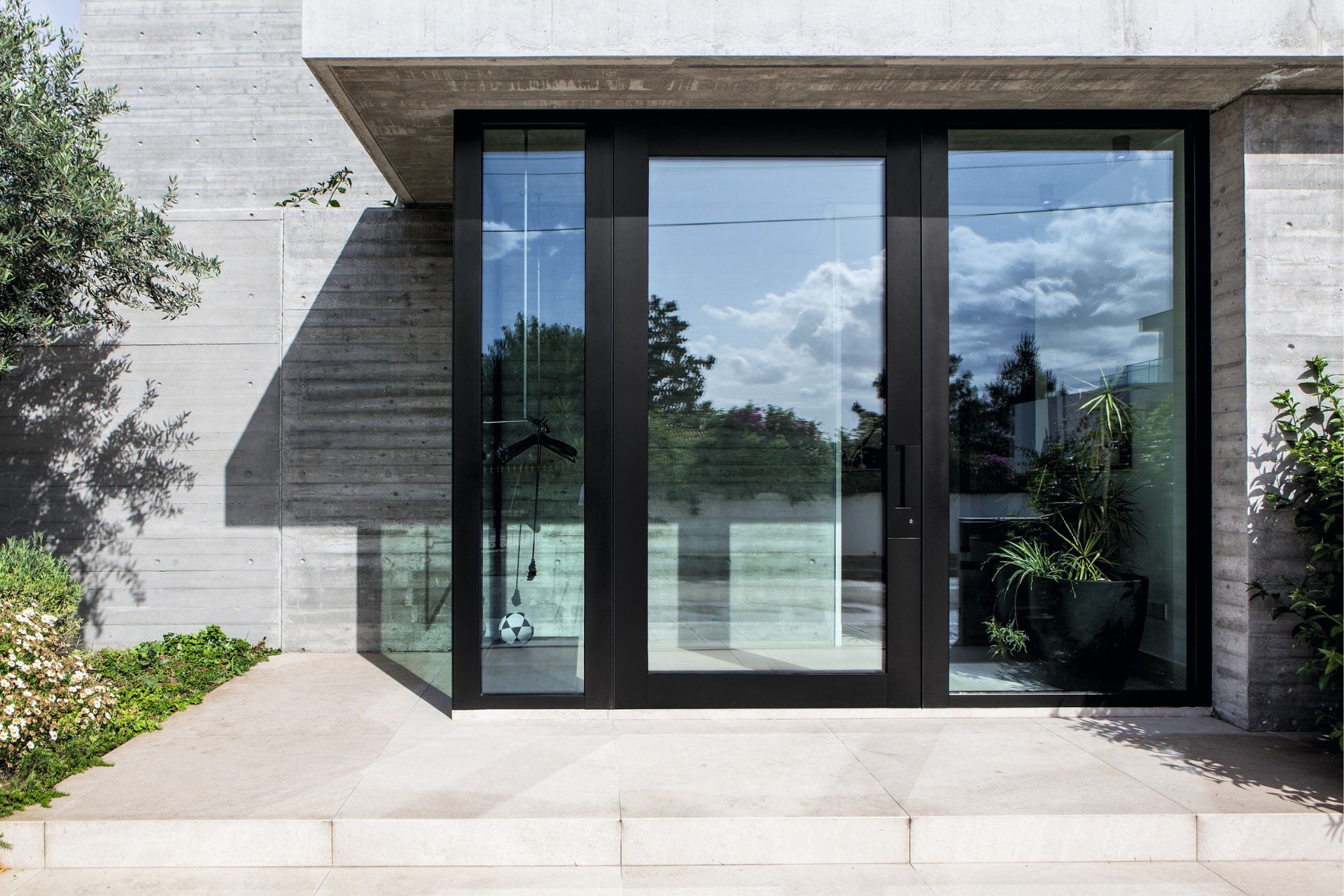 Design project with pivoting door with glass elements in Nicosia – Private Villa - Oikos