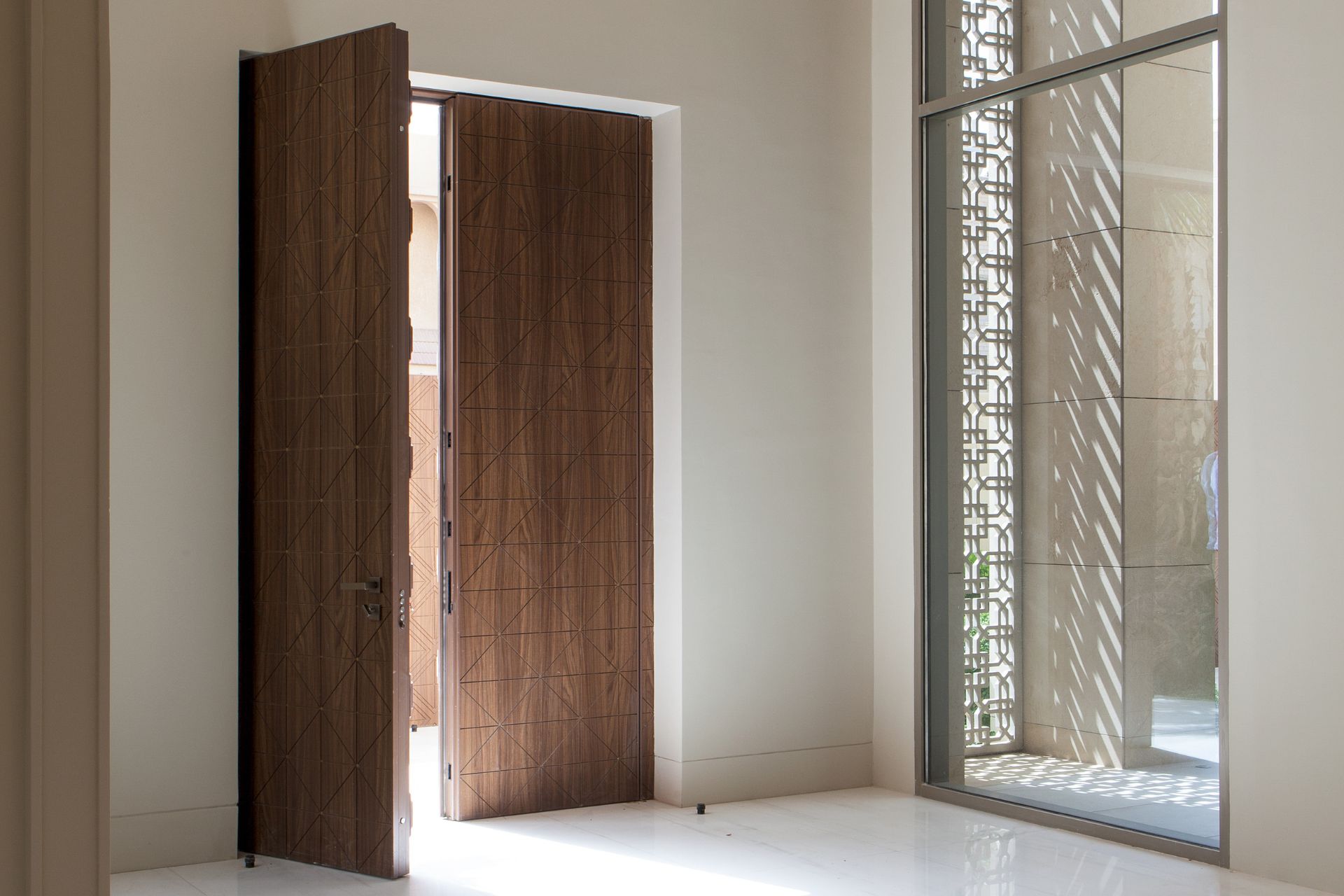 Progetto di prestigio con porte Synua e Tekno ad Al Khaldiya – Residenza privata di lusso - Oikos
