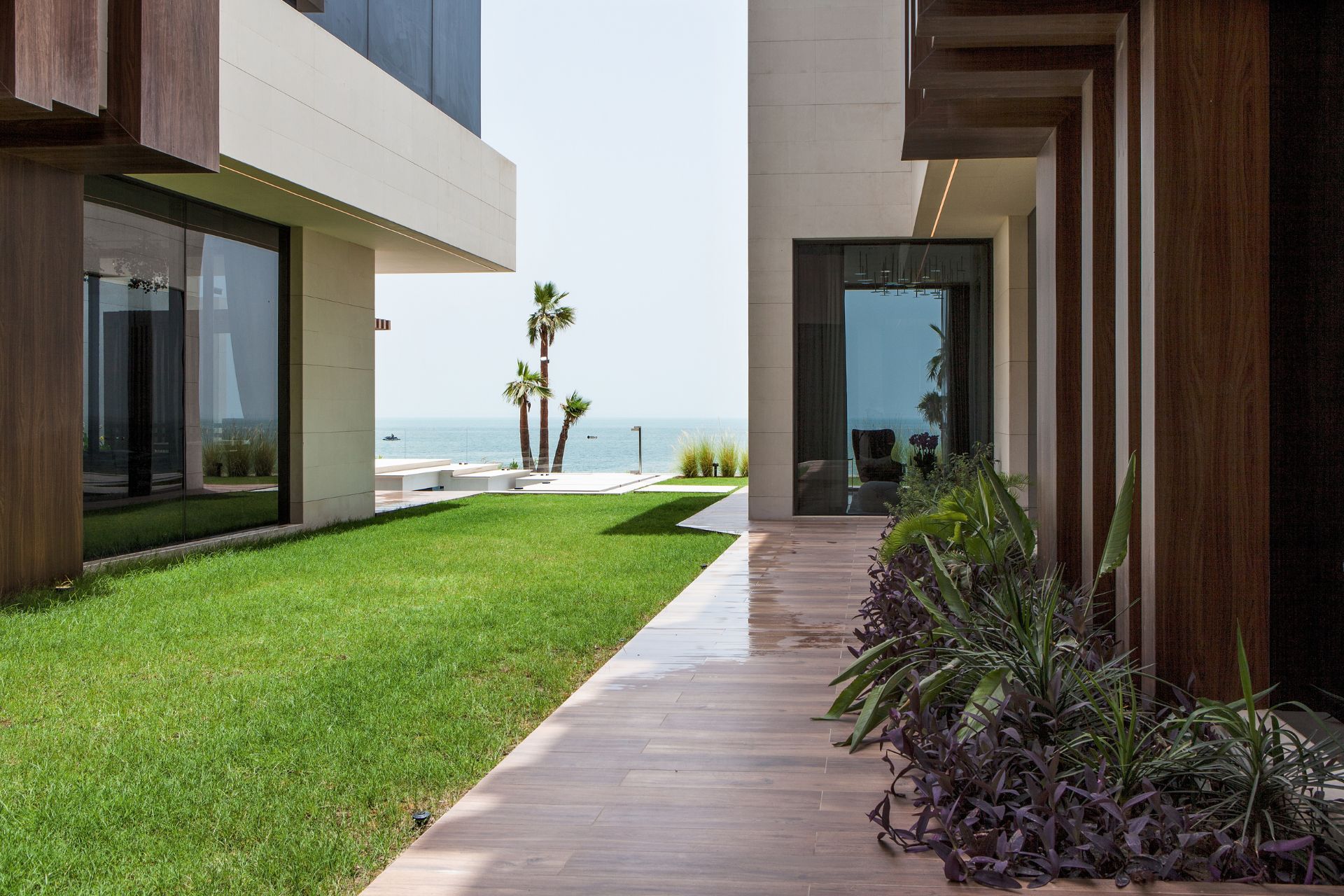 Synua 3TT curved pivot door in Al-Bidea – Luxury private residence - Oikos