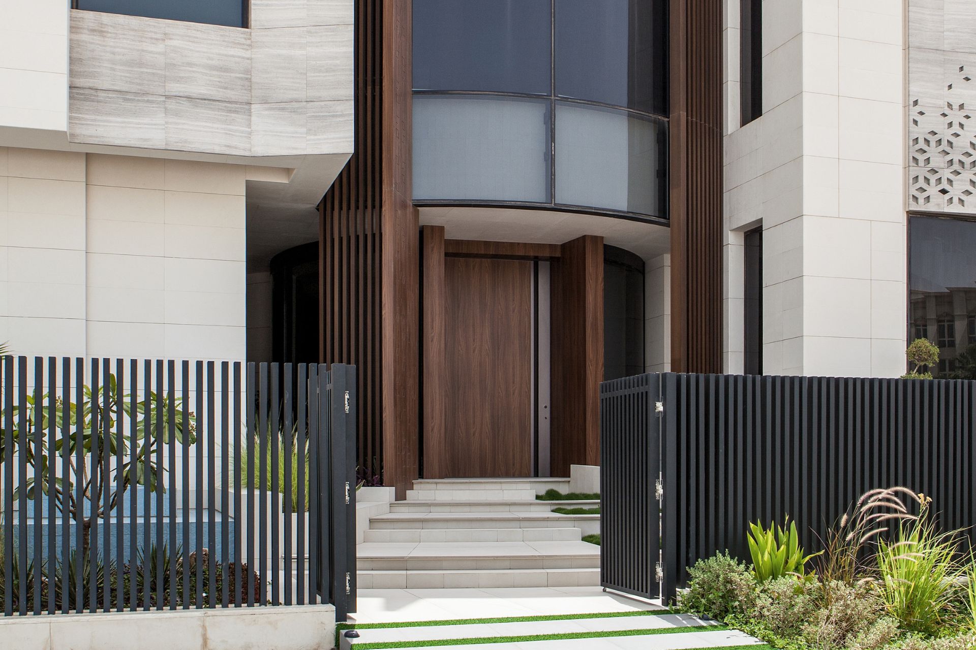 Synua 3TT curved pivot door in Al-Bidea – Luxury private residence - Oikos
