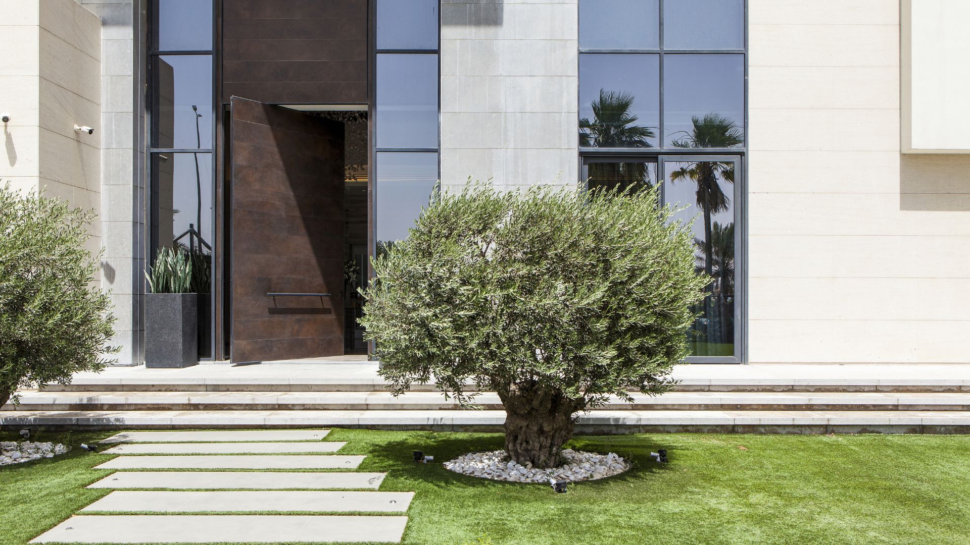 Imposing Synua pivot door in Mishrif – Luxury private residence - Oikos