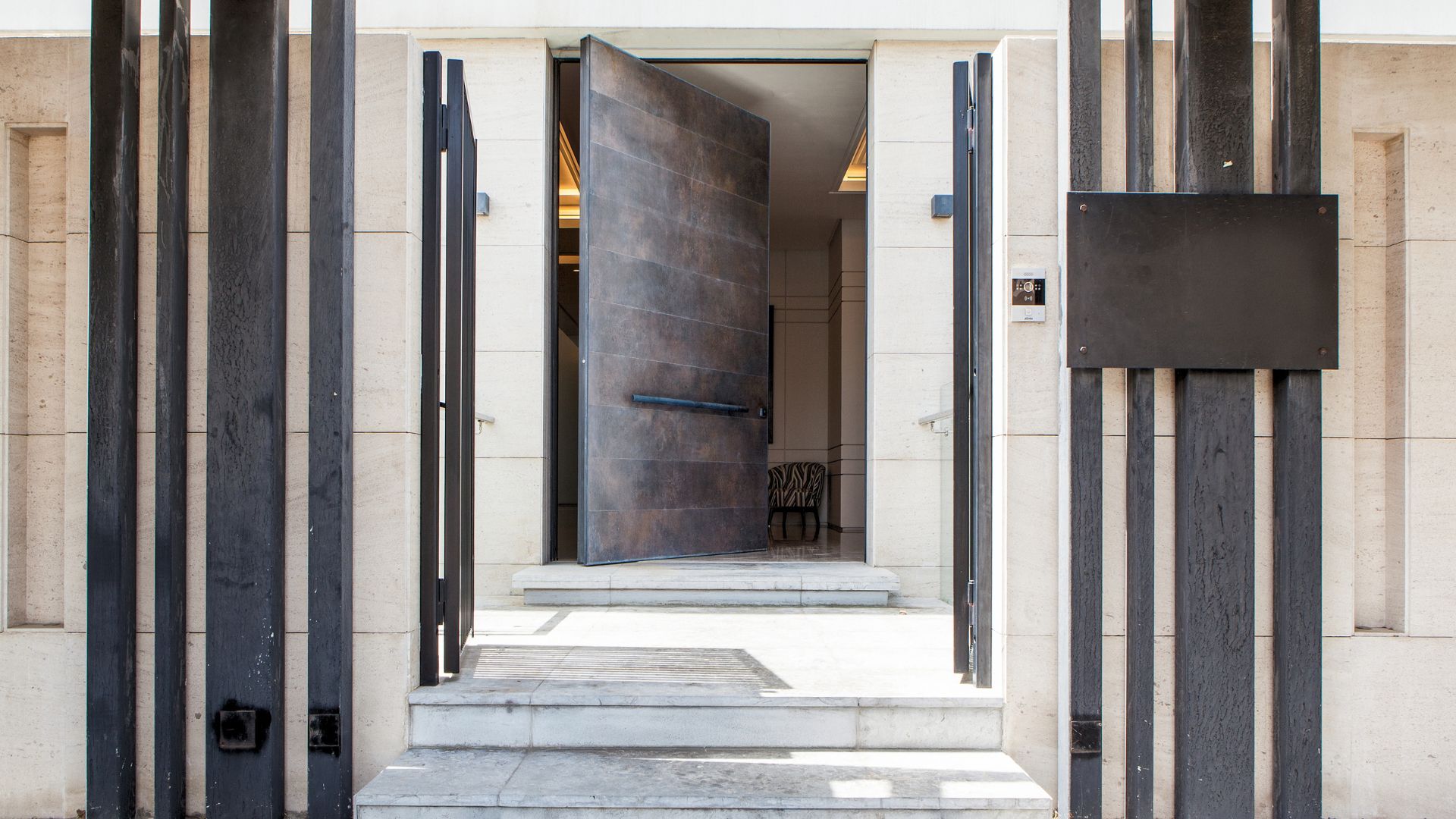 Imposing Synua pivot door in Mishrif – Luxury private residence - Oikos