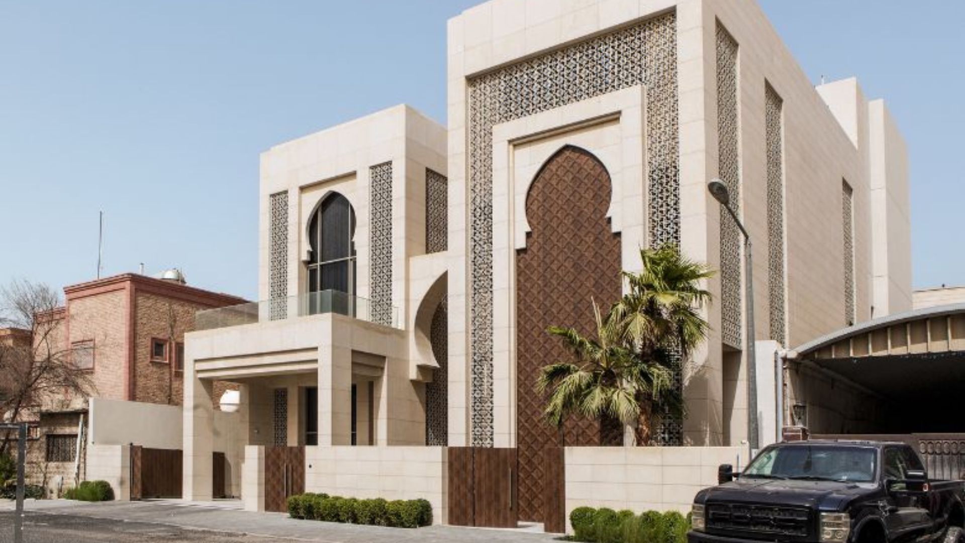 Progetto di prestigio con porte Synua e Tekno ad Al Khaldiya – Residenza privata di lusso - Oikos