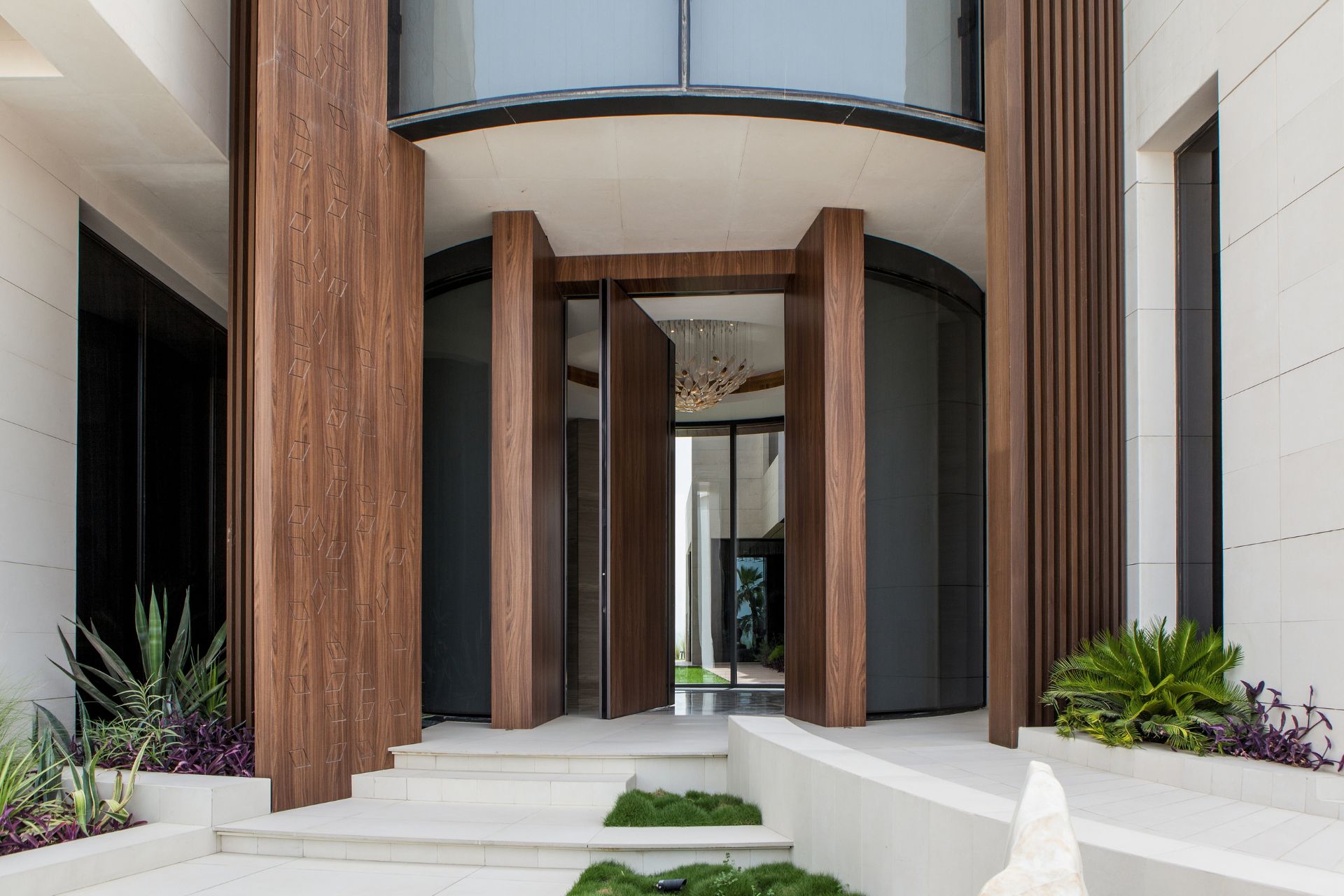 Synua 3TT curved pivot door in Al-Bidea – Luxury private residence - Oikos